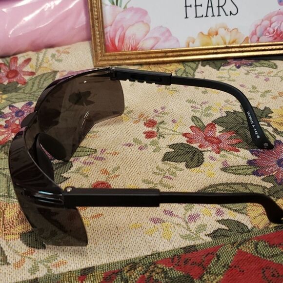UNISEX Oversized Sunglasses With side shields Black NWT - Picture 3 of 4